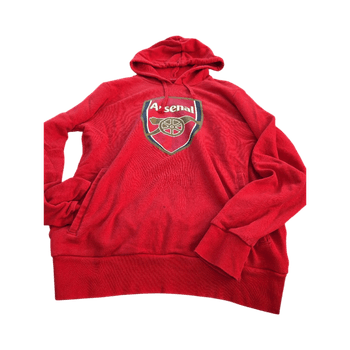 Punainen huppari Arsenal-logolla