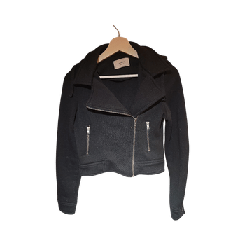 musta lyhyt hupullinen takki