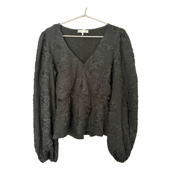 Sortlang bluse med blomstermønster