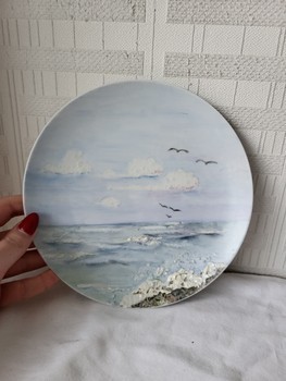 A plate painted by an Estonian porcelain painter.