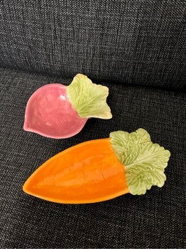 Vegetable (carrot and pink reddish) shaped ceramic dishes