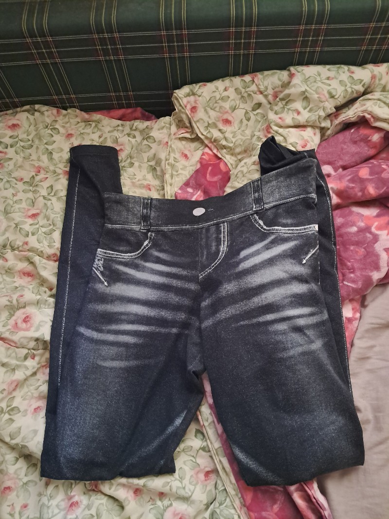 Musta farkkuleggingsit
