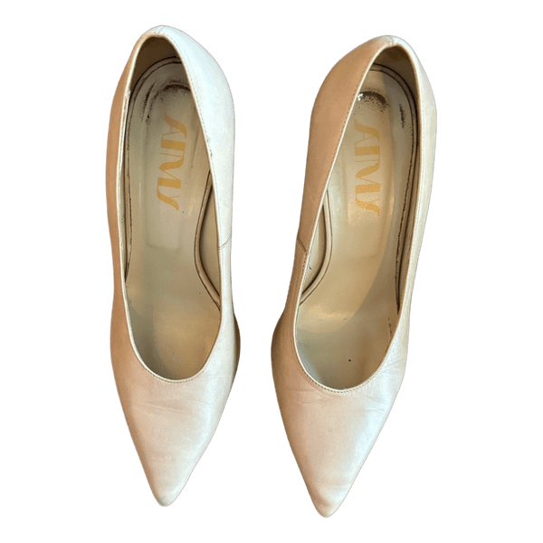 Light beige pointed toe leather block heels