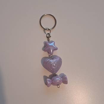 Violetti avaimenperä koristeilla