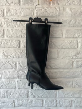 Black knee high boots for divas 🖤