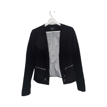 Musta bleiseri vetoketjulla