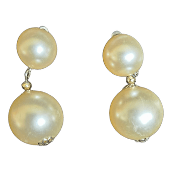 Vintage Creamfarvede perleøreringemed clip-on lukning og et klassisk design.