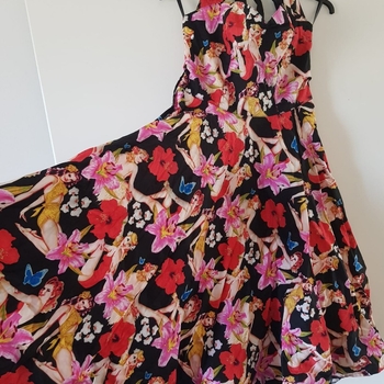 Mekko kukkakuviolla ja pin up -kuvalla