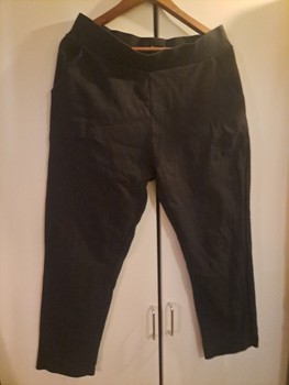 Mustat puuvillahousut