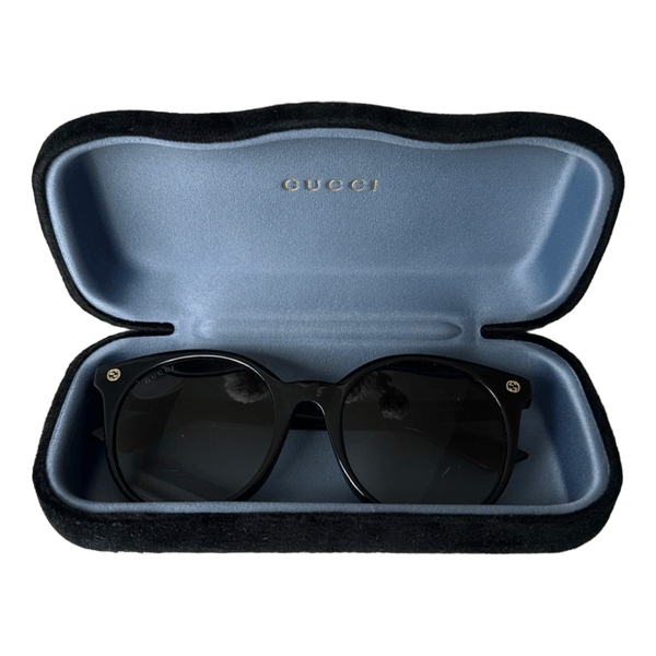Mustat Gucci aurinkolasit