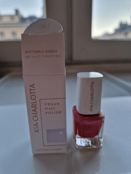 Uusi Kia-Charlotan "Butterfly Kisses" -kynsilakka