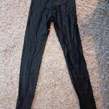 Musta wetlook-leggingsit