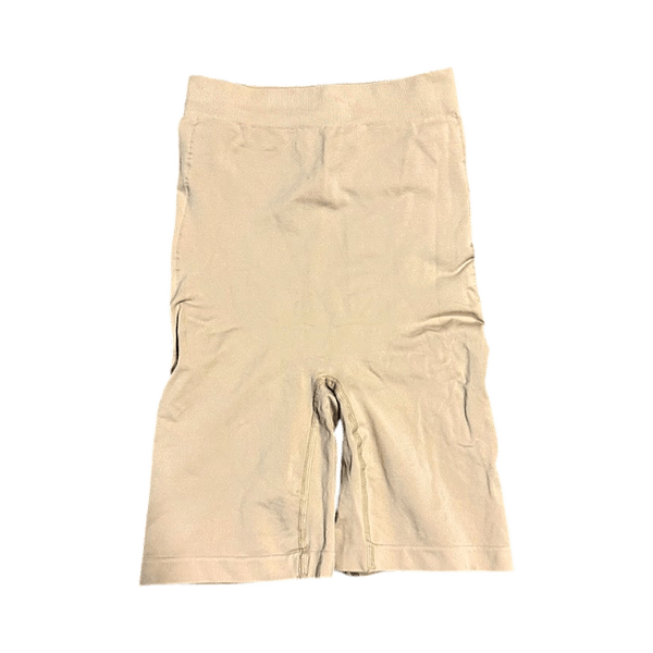 Beiget muotoilevat shortsit