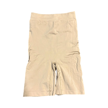 Beiget muotoilevat shortsit