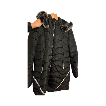 Musta untuvatakki hupulla