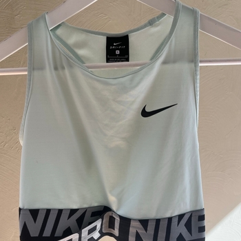 Mintunvihreä treenitoppi Nike