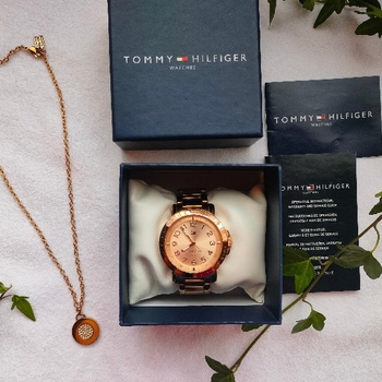 Tommy Hilfiger- ruusukultainen rannekello ja kaulakoru