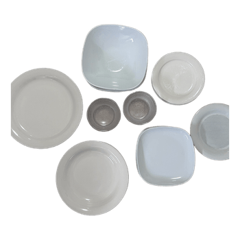 White ceramic dinnerware set