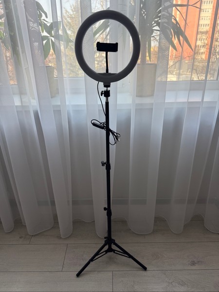 Ring light with tripod