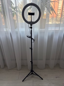 Ring light with tripod