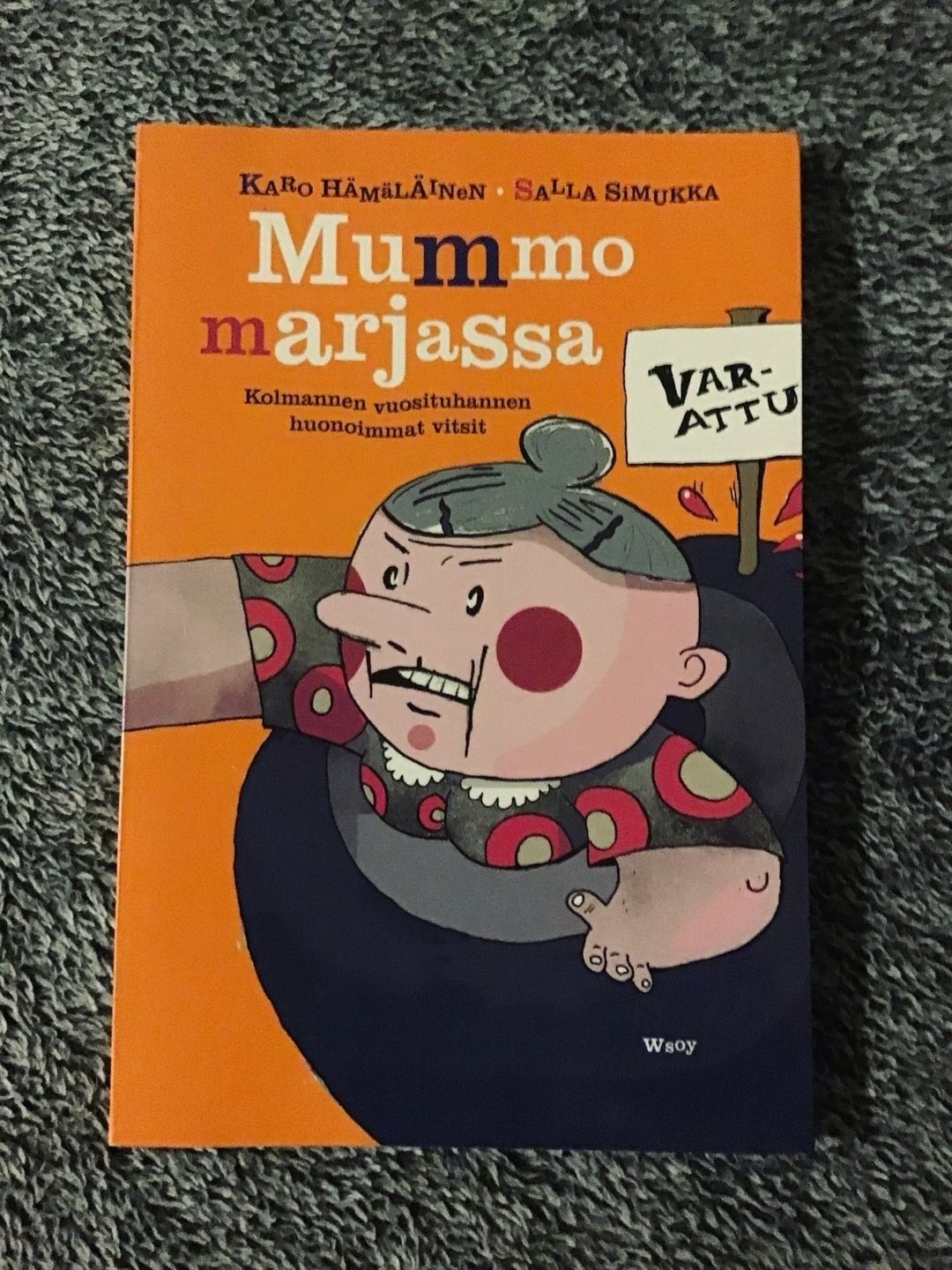 ”Mummo marjassa” joke paperback book