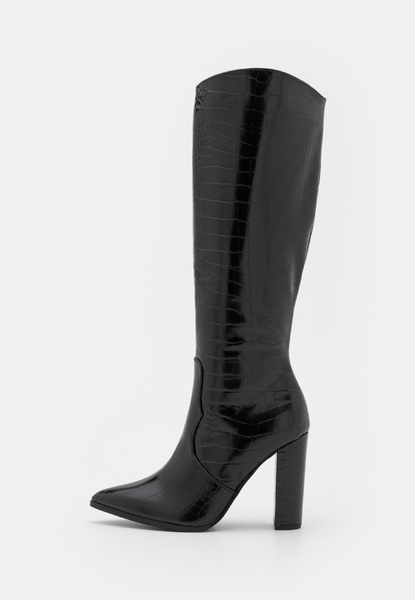 Heeled black boots
