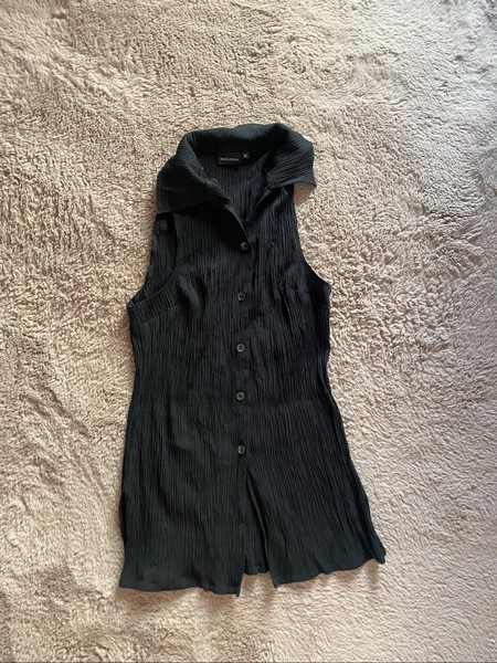 Black sleeveless pleated top