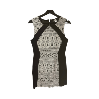 Musta-valkoinen kuviollinen mekko