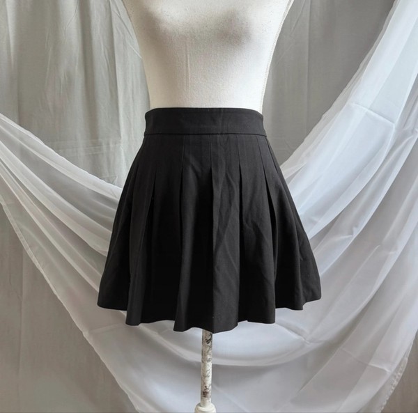 Black pleated mini skirt
