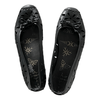 Black leather ballerinas