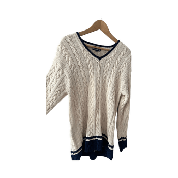 Beige neulepusero palmikkokuvio