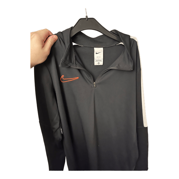 Musta Nike treenipaita