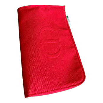 Punainen Dior kosmetiikkalaukku