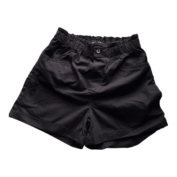 Mustat shortsit