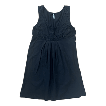 Musta tunika pitsikuviolla