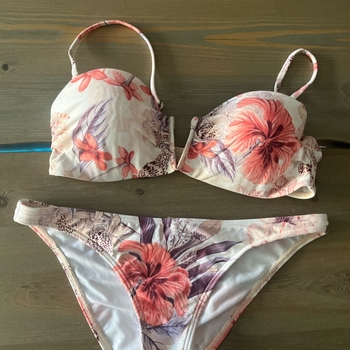 kukallinen bikini ylä- ja alaosa
