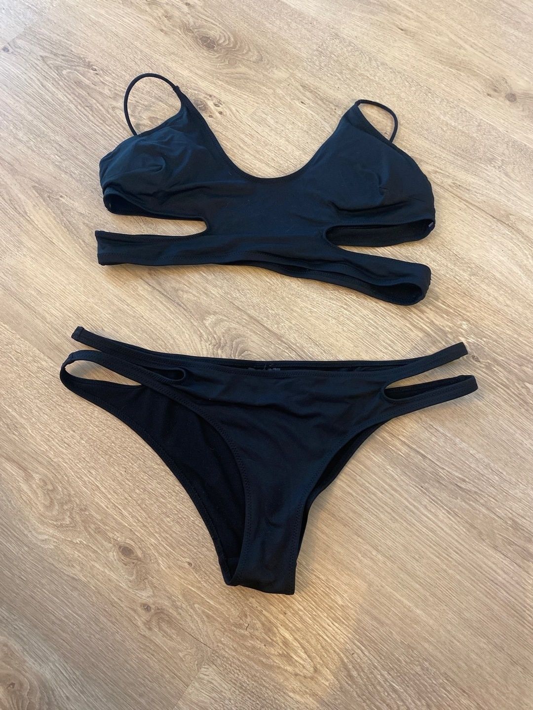 Mustat bikinit 