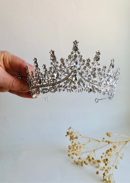 Hopeinen strassikruunu Tiara