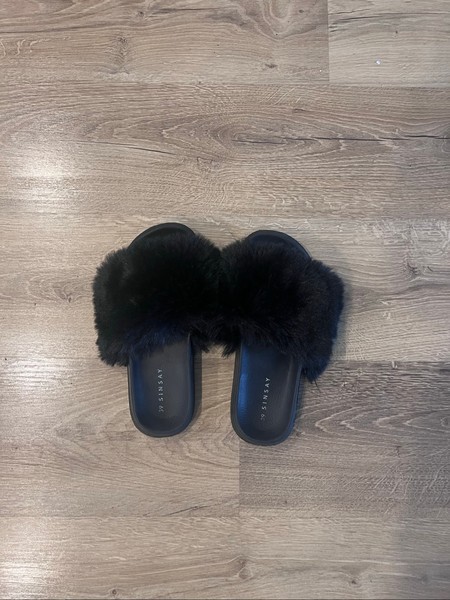 Black faux fur slide slippers
