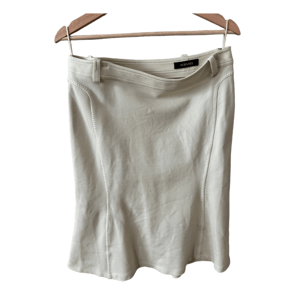 Gianni Versace Kjol / Dam IT 48 – Creme Stretch / Overlock-sömmar / Flärdad Fåll