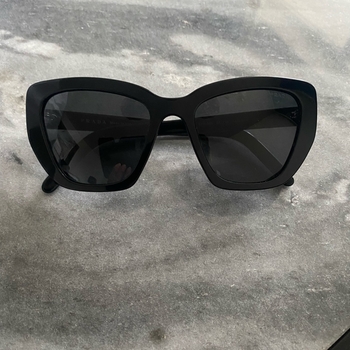 Prada aurinkolasit