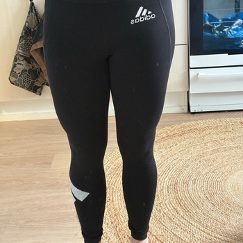 Musta treenileggingsit