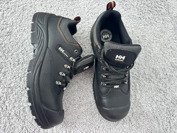 Black work safety shoes helly hansen