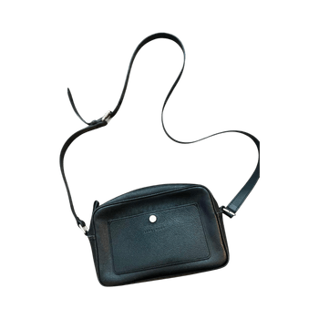 musta nahkainen crossbody-laukku