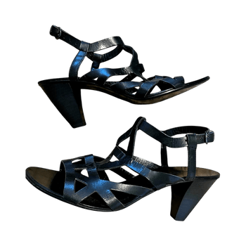 Mustat korkeakorkoiset sandaalit