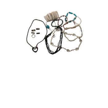 Sekoitus kaulakoruja ja sormuksia