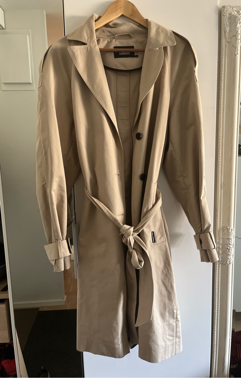 Beige pitkä trenssitakki