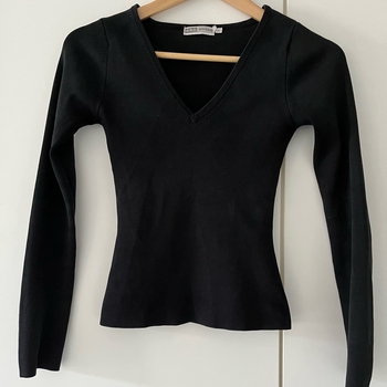 V-neck long sleeve top
