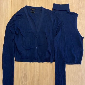 Tummansininen Massimo Dutti villaneulesetti