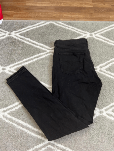 Levi’s mustat farkut